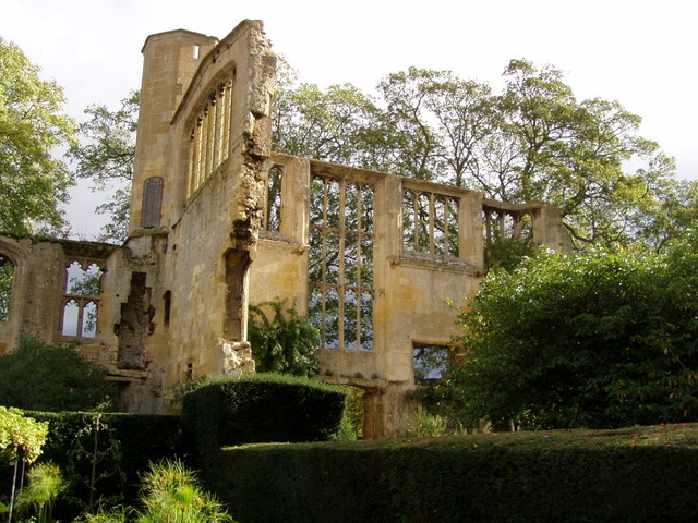 Part of the original castle, this ruin of the banqueting hall is attached to one side of the castle and is now a garden wall.