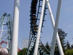 Across from the alligator enclosure is this ride that Rod went on called Boomerang. On the left of the photo you can see the start and then the mid point of the ride, you first go around it forwards and then backwards. Bravely, Rod attempted this straight after lunch... no mishaps but he says his eyes were closed for the backward half of the ride!! ;-)