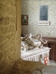 View of a marble tomb inside the church.  he probably died while Jousting...!